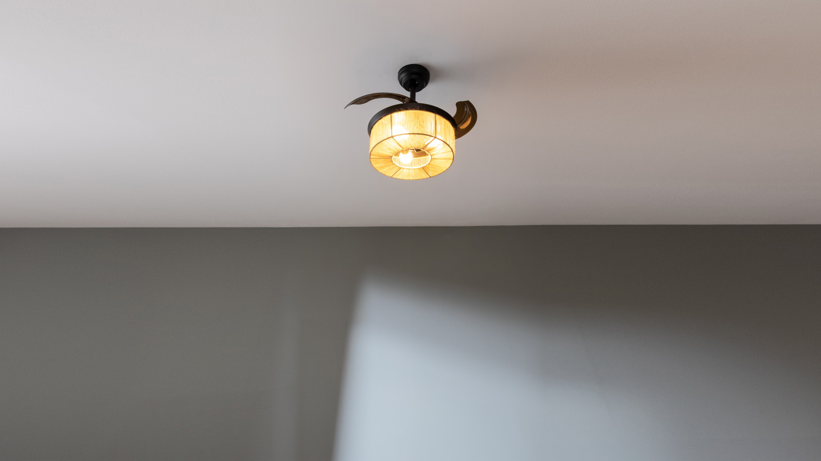 Recubrimiento de cuerda natural: posee una tulipa de cuerda fina natural que recubre el ventilador, generando un ambiente estético a la vez que natural.