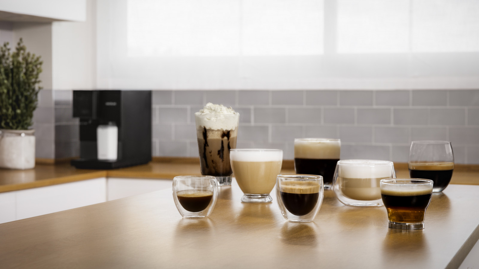 Cafetera superautomática compacta que prepara hasta 30 variedades de bebidas en grano recién molido pulsando un botón gracias al sistema Plug&Play.