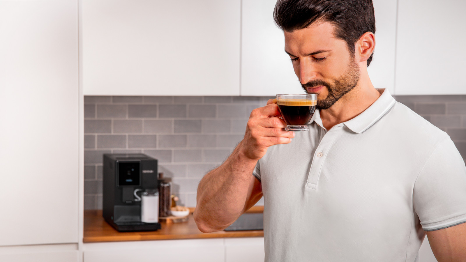 Depósito de 150 g de café con molinillo cónico integrado con 5 niveles de molienda.