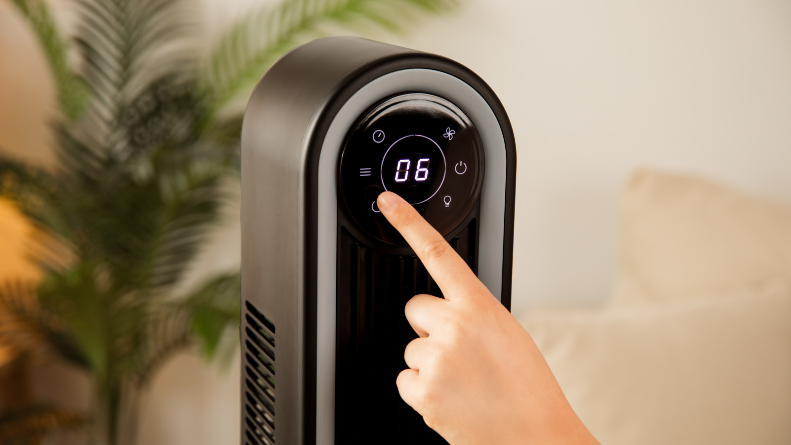 Regula la intensidad: posee 6 velocidades y 3 modos de funcionamiento (normal, nature, sleep) que permiten regular la intensidad del flujo del aire en función de las necesidades de cada momento. Temporizador programable: hasta un máximo de 9 horas, que permite seleccionar el tiempo de funcionamiento deseado y, tras el mismo, el ventilador se apagará de forma automática.