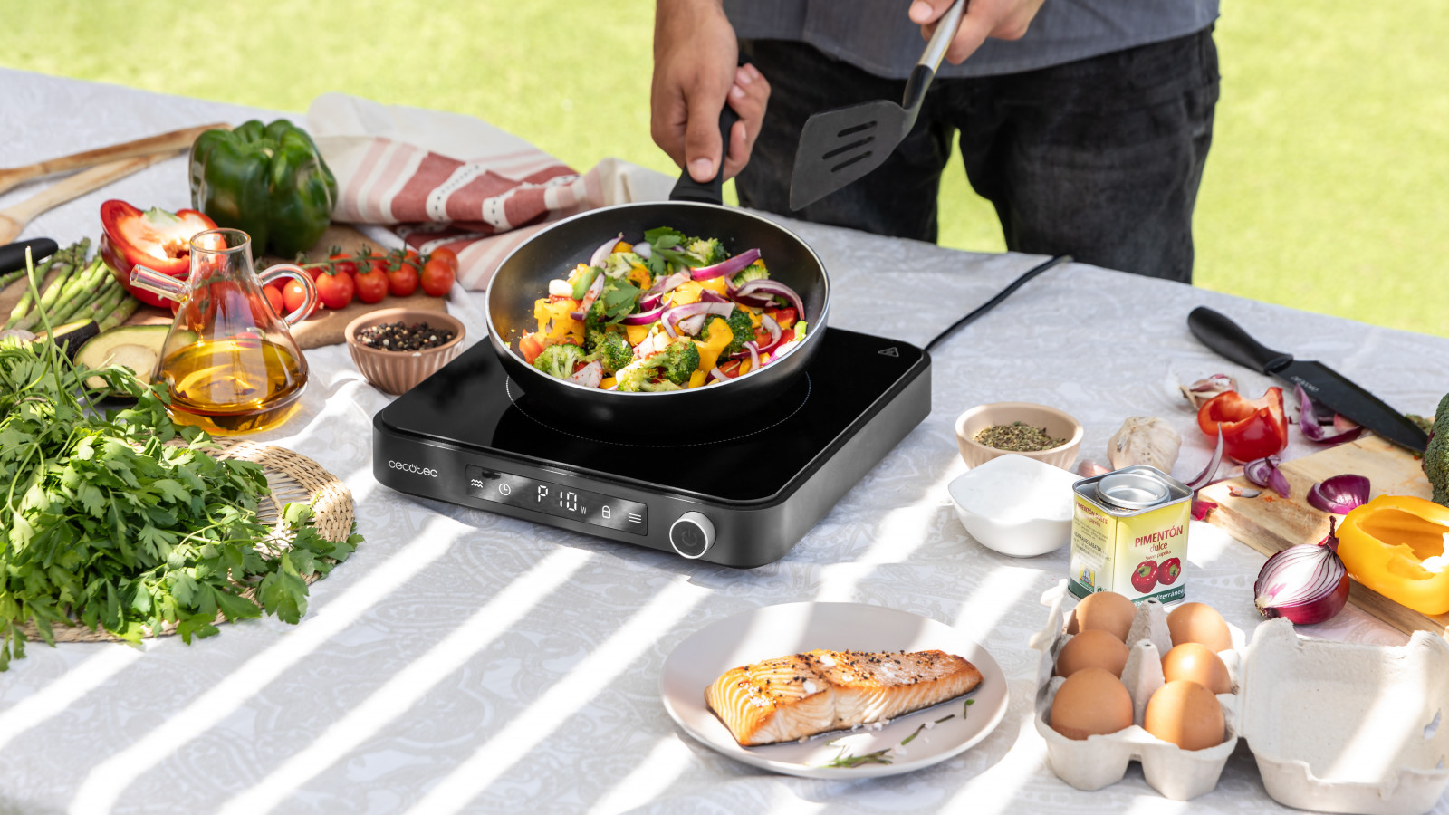 Elige la temperatura ideal: temperatura ajustable entre 60°C y 240°C para adaptarse a las necesidades de cada alimento que se vaya a cocinar.
