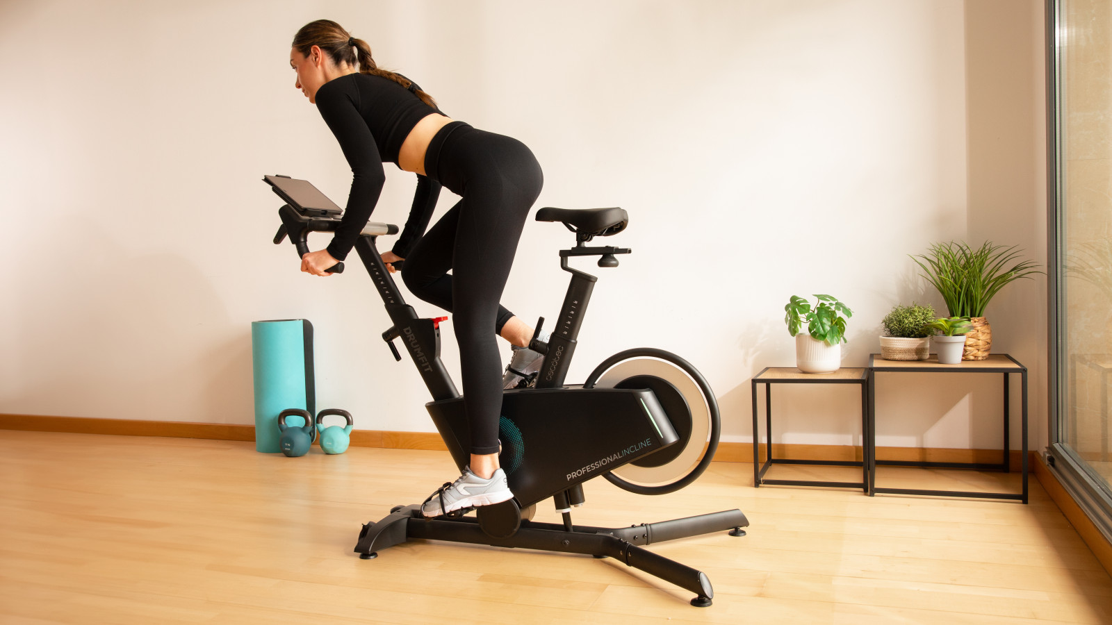 Entrenamiento fluido: su volante de inercia 10 Kg de aluminio, estrecho, elegante y ligero, es ideal para conseguir un entrenamiento completamente fluido y natural. Se adapta a ti: dispone de hasta 32 niveles de resistencia magnética motorizada gracias al sistema de resistencia PMS que te permitirá adaptar los entrenamientos en base a tu nivel de exigencia.