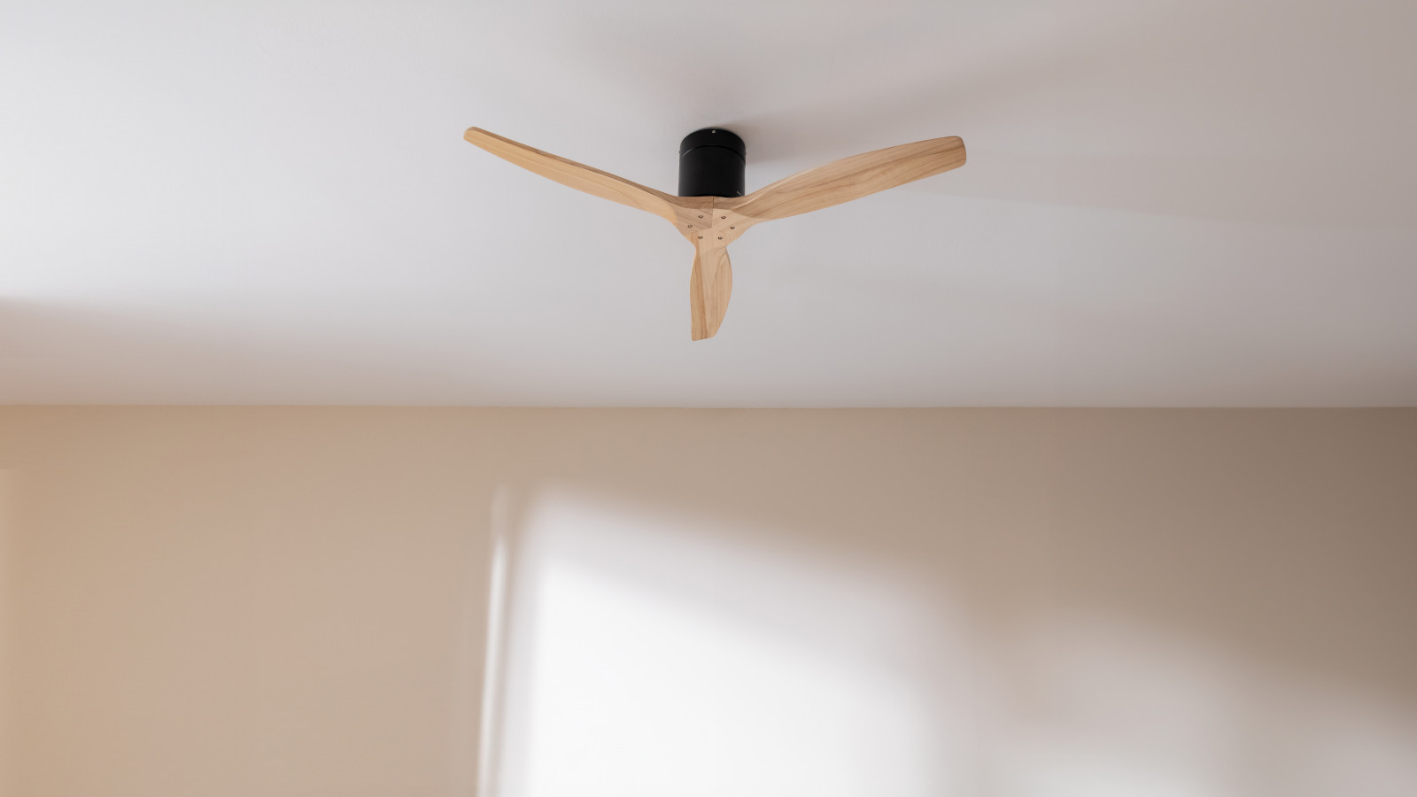 Motor DC de 40 W: motor de corriente directa que mejora el funcionamiento del ventilador, aumentando su eficiencia y generando un menor consumo eléctrico.
