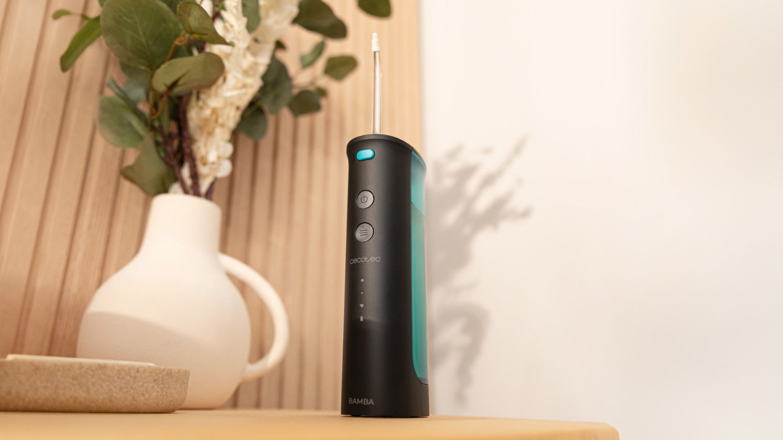 Dispone de un depósito de 180 ml de gran capacidad y es plegable, para poder llevarse cómodamente de viaje o incluso para ocupar menos espacio.
