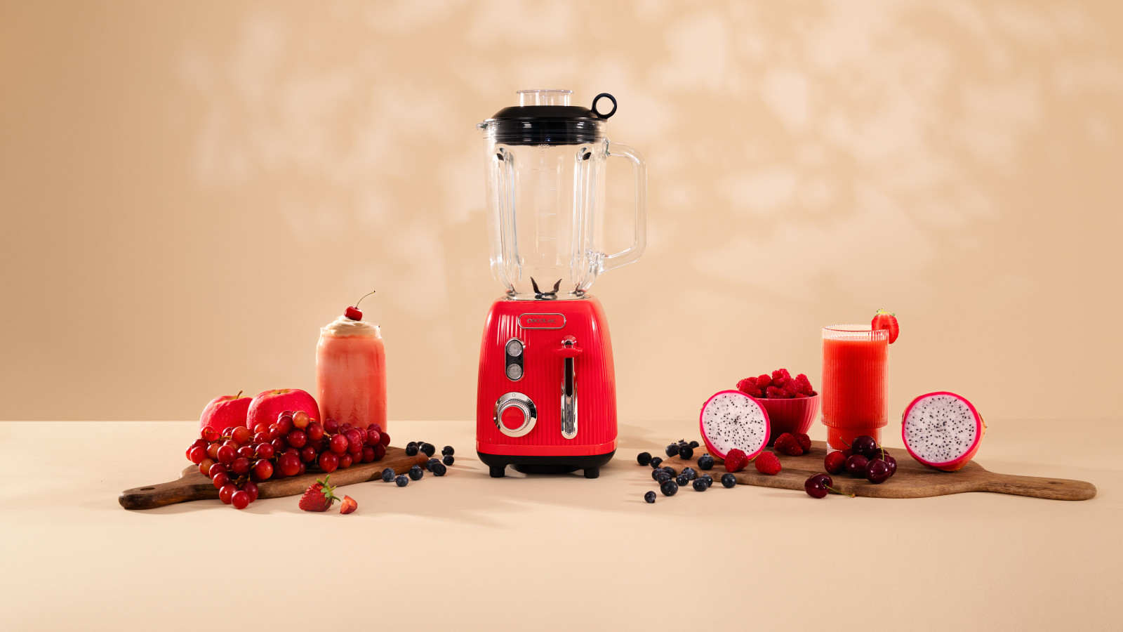 Batidora de vaso retro con 1200 W de potencia máxima, perfecta para conseguir mezclas finas y homogéneas de forma rápida y sin esfuerzos.
