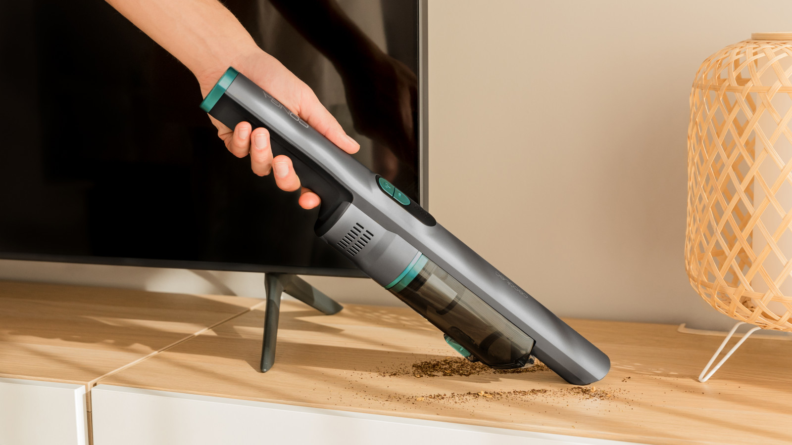 Diseño ergonómico y peso reducido para un uso cómodo y sencillo.Sistema Battery 16,8 V con una batería extraíble de Ion-Litio de 2500 mAh y 16,8 V que consigue una autonomía de hasta 40 minutos.* Cargador con enchufe para el coche de 12 V.