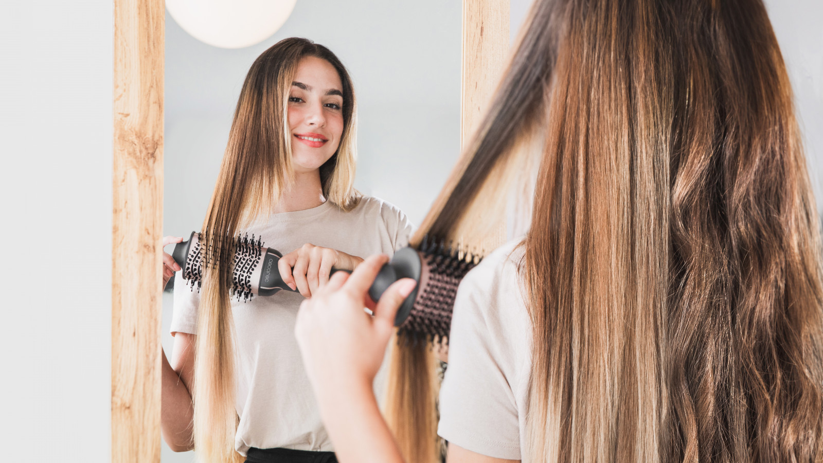 Cepillo de aire de cerámica avanzada con un deslizamiento del cabello ultrasuave, y una mejor transmisión del calor para ayudar a dar forma al cabello reduciendo los daños. Con 1200 W de potencia consigue un secado mucho más rápido y controlado, consiguiendo acabados profesionales de forma simple y cómoda.