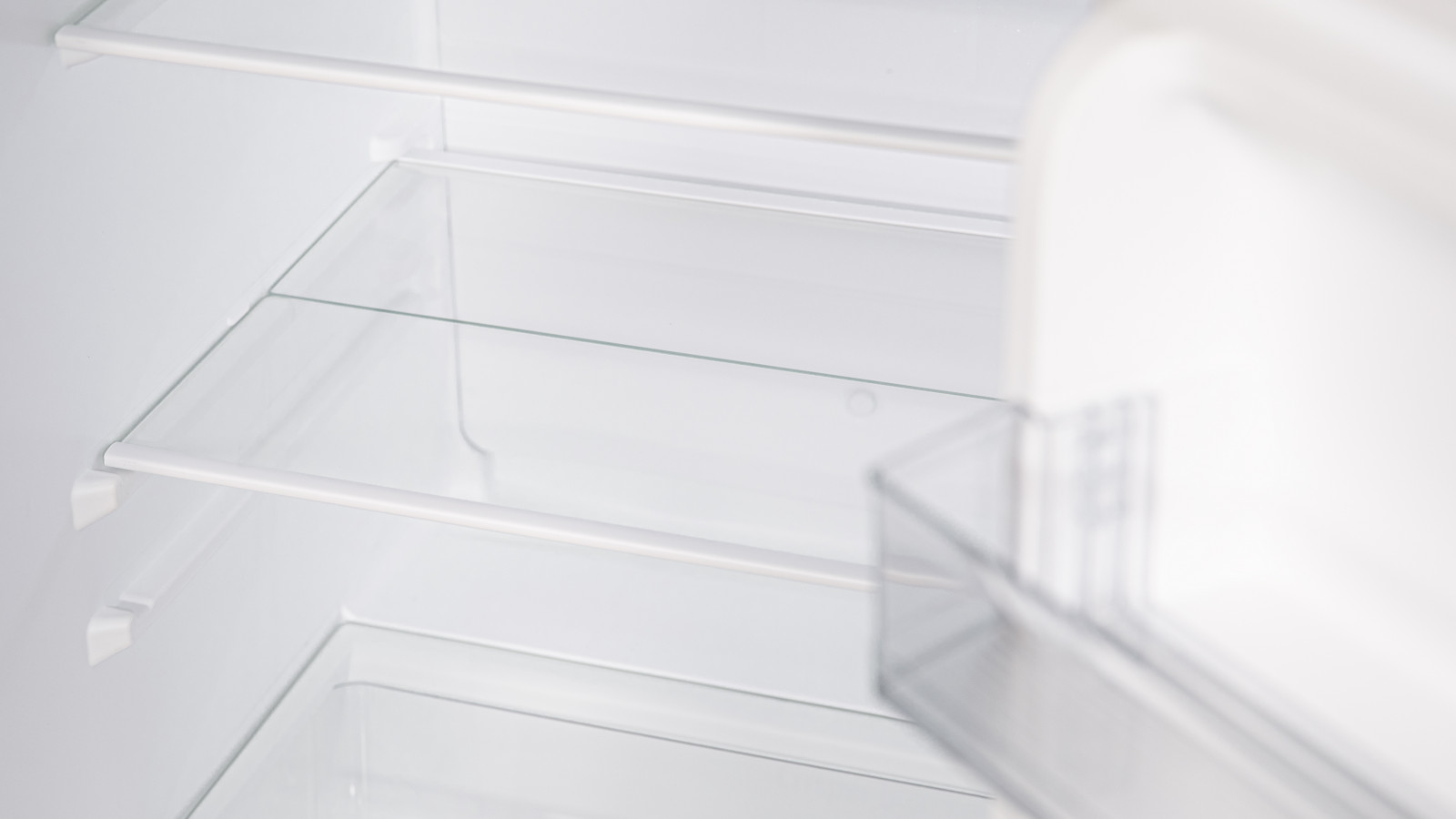 Luz LED: visualiza el interior de la nevera en todo momento cada vez que la abras. Control mecánico: marca la temperatura de tu mini nevera a través de una ruedecilla selectora.