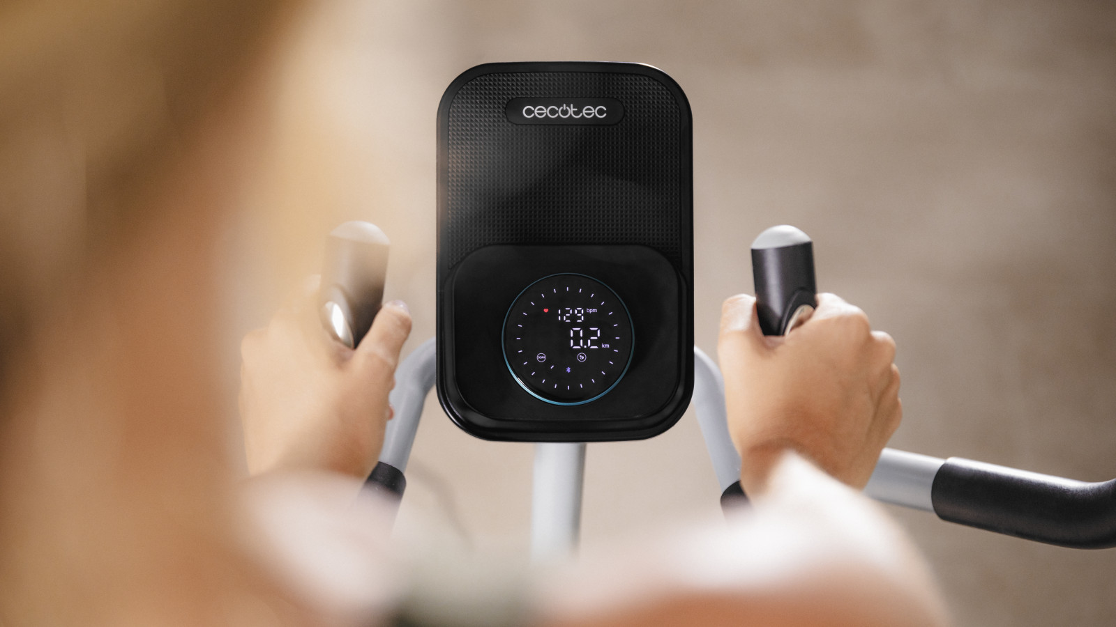 Monitor LCD que muestra: tiempo, velocidad, calorías consumidas, distancia total recorrida, pulsaciones y funciones odómetro y Scan. El peso máximo de usuario es 110 kg y la altura máxima de usuario recomendada es 190 cm.