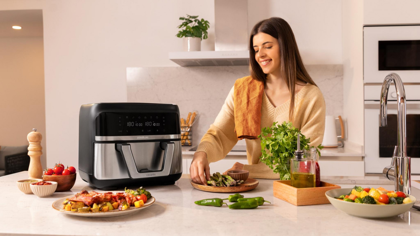 6 modos preconfigurados que establecen el tiempo y la temperatura necesarios para cocinar distintos tipos de alimentos.