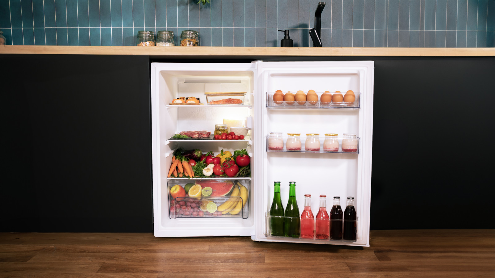 Apto para cualquier estancia: con su puerta reversible podrás encajar el frigorífico en cualquier estancia. Almacenaje óptimo: dispone de 3 estantes y cajón Crisper Box para conservar alimentos frescos.