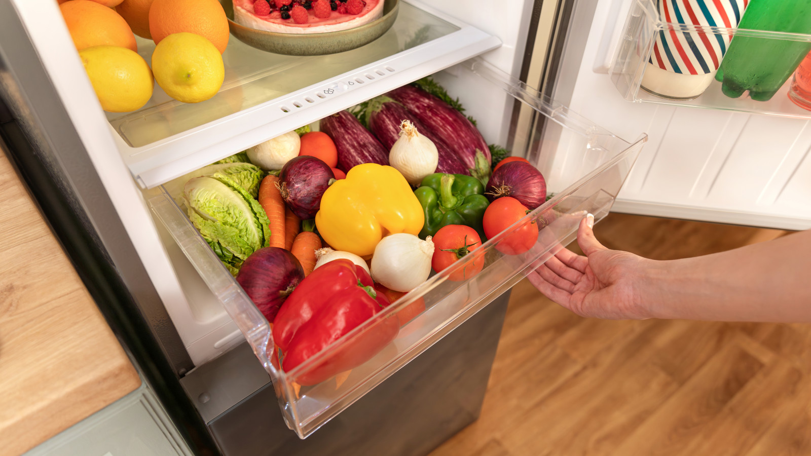 Puerta reversible: no te preocupes por el sitio en el que pongas el frigo, ya que la puerta se podrá poner en la orientación que más se adapte a ti.