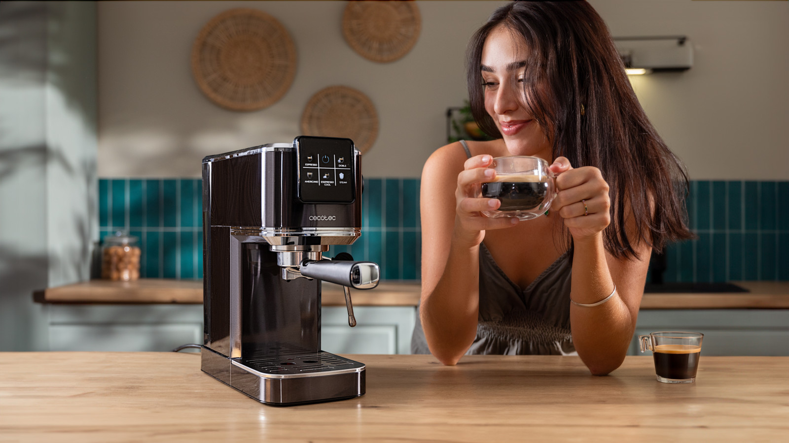 Bomba de presión de 20 bares: consigue la mejor crema y el máximo aroma.