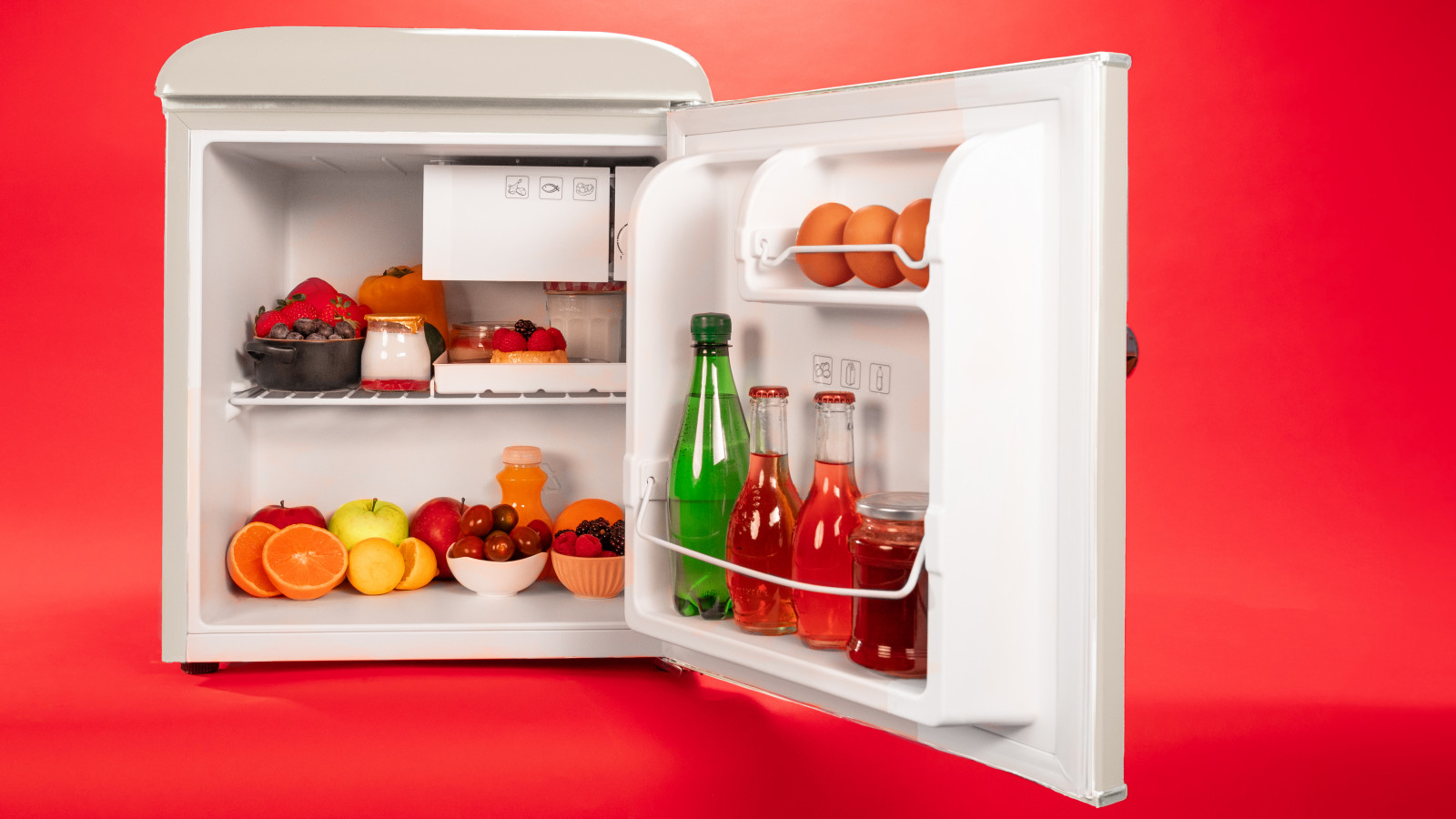 Icebox: la mini nevera cuenta con cajón para hacer hielo, para que siempre tengas cubitos a tu disposición y puedas enfriar tus bebidas o preparaciones en cualquier momento.