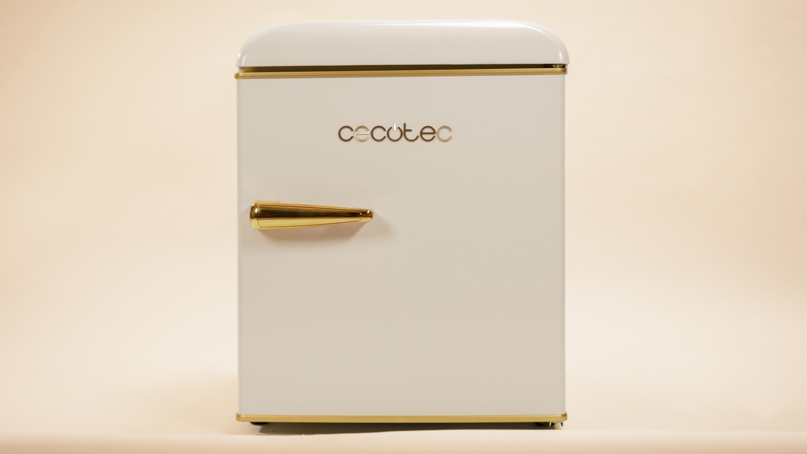 Acabado retro: añade un estilo vintage a tu estancia con este mini frigorífico que incluye el tirador cromado Gold con acabados resistentes y estilizados.