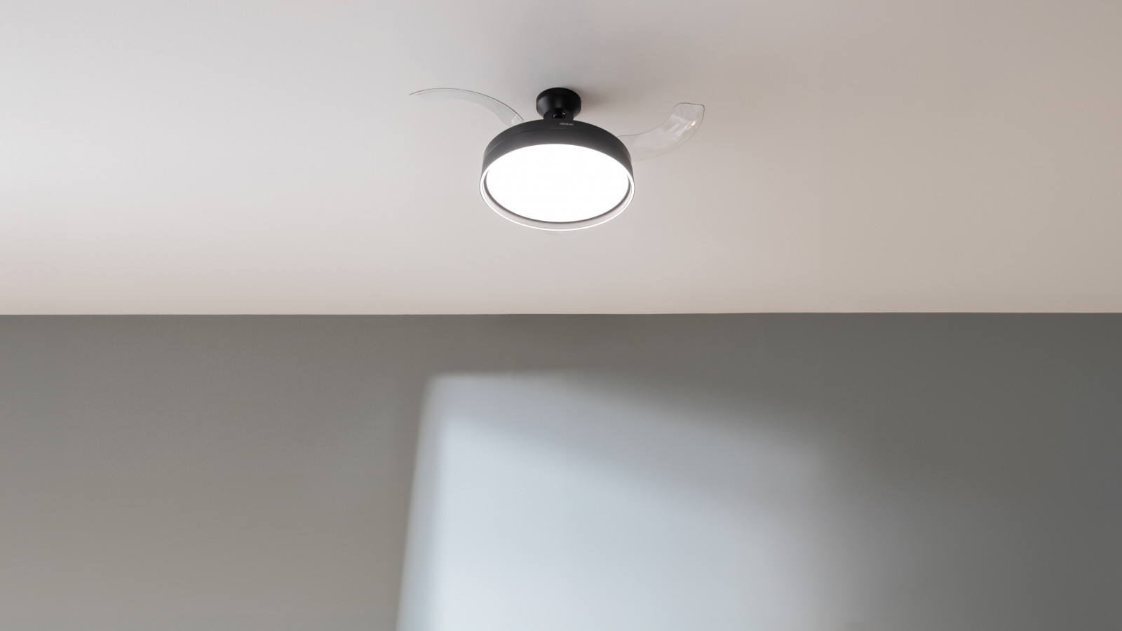 El ventilador de techo ha sido diseñado para formar un equipo mixto que garantiza una elegante iluminación sin disminuir la eficacia en la distribución del aire.