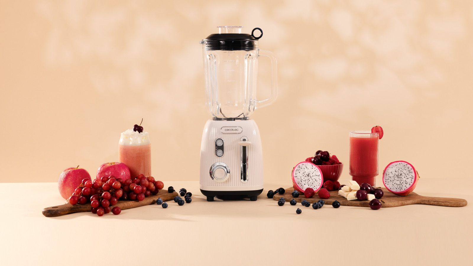 Batidora de vaso retro con 1200 W de potencia máxima, perfecta para conseguir mezclas finas y homogéneas de forma rápida y sin esfuerzos.