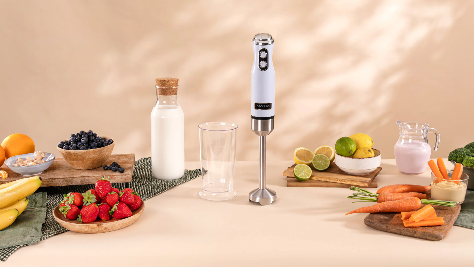 Batidora de mano con 1200 W de potencia máxima, perfecta para conseguir mezclas finas y homogéneas de forma rápida y sin esfuerzos.