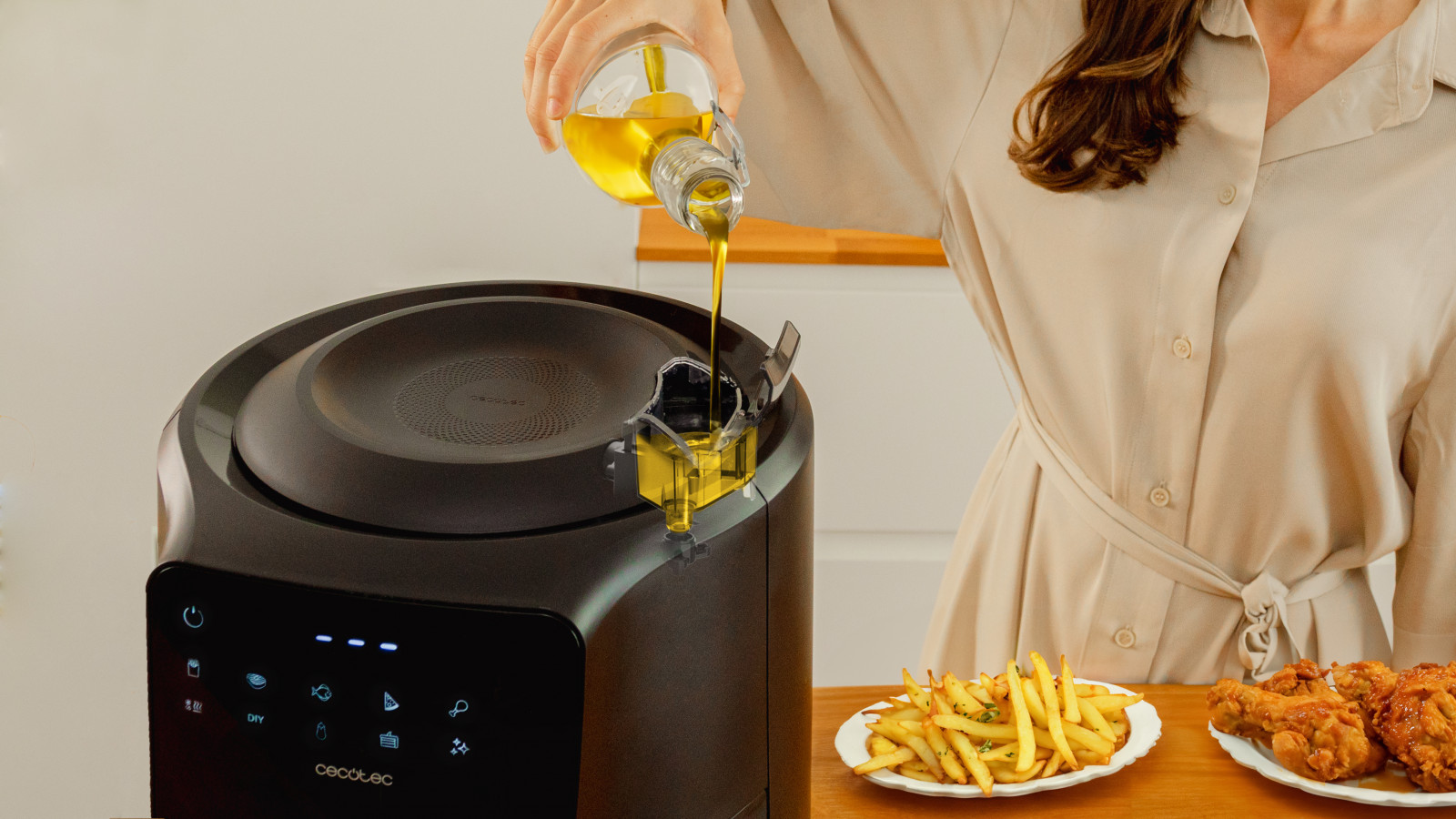 Capacidad y opciones de cocción: la Cecofry Rain cuenta con una gran capacidad de 5.5 litros, lo que la hace ideal para cocinar grandes cantidades de alimentos, lo que la convierte en una excelente opción para familias o para cocinar para grupos. Además, tiene la opción de usar aceite o agua para cocinar tus preparaciones, lo que aumenta la versatilidad en la elección de los ingredientes.