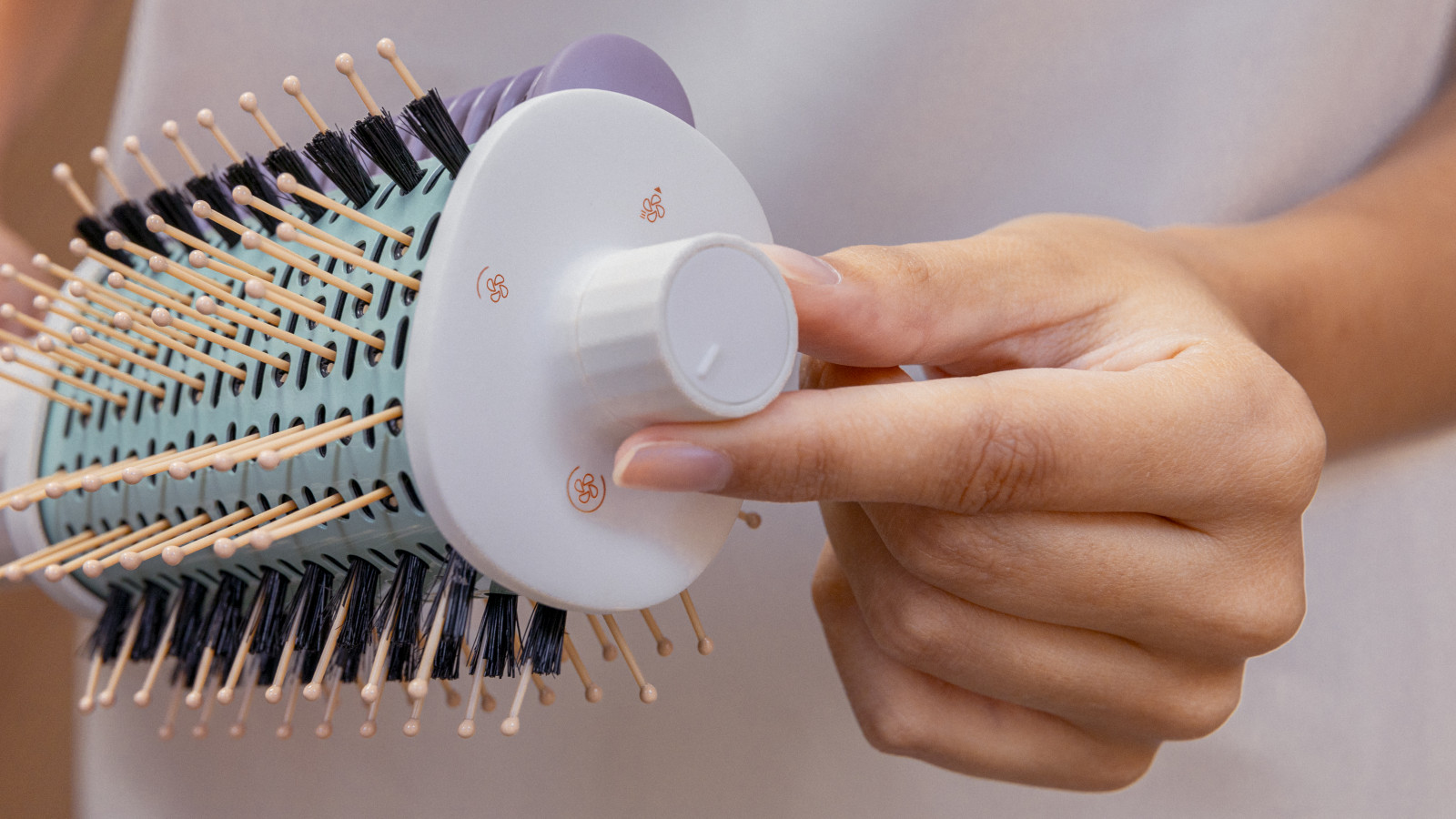 3 direcciones de aire: Con 3 direcciones de aire diferentes, puedes elegir la dirección que desees para cada función utilizando la rueda ubicada en la parte superior del cepillo, adaptándolo a tus necesidades y preferencias de peinado. Cable giratorio 360º: Con un cable giratorio de 360 grados, este rizador ofrece una libertad total de movimiento durante el peinado, evitando enredos y facilitando el manejo en cualquier ángulo.