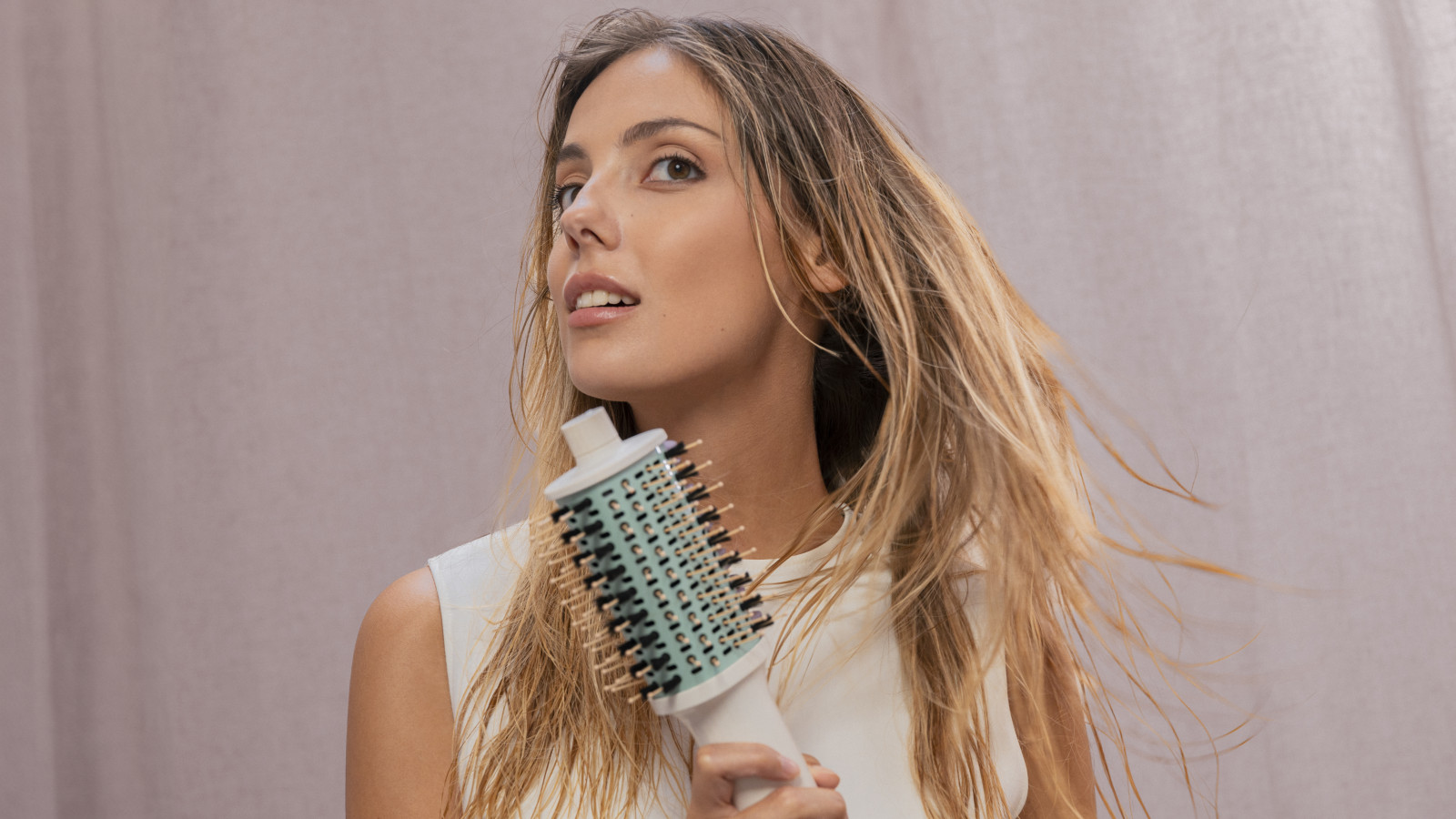 Revestimiento de cerámica avanzada: Sus placas están recubiertas con cerámica avanzada, que distribuye uniformemente el calor y protege el cabello del daño por el calor, proporcionando resultados suaves y brillantes.