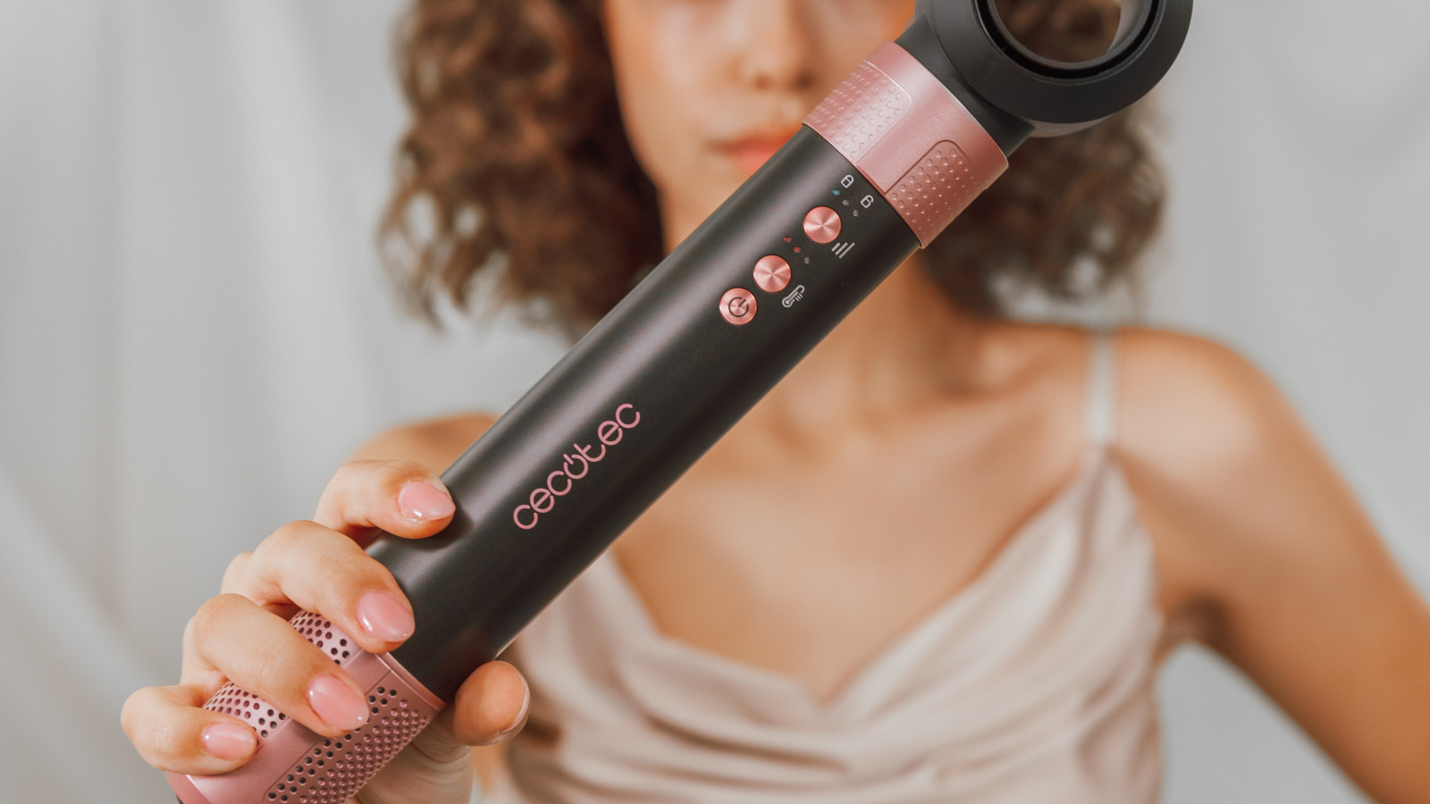 Evita sobrecalentar tu cabello cuidándolo en todo momento con el control inteligente del calor. 3 ajustes de temperatura para cuidar del cabello.  Regula el flujo de aire del moldeador con sus 3 velocidades en función de las necesidades de tus peinados. Fija y sella el peinado con la función de aire frío.