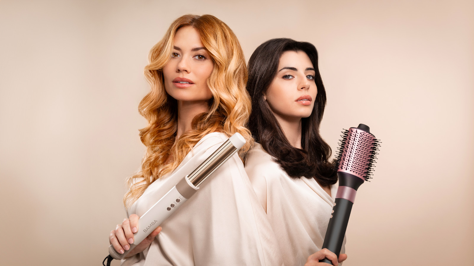 El moldeador posee la tecnología Coanda, gracias a la cual, al posicionar los dos cilindros rizadores,  el aire tiende a seguir la superficie del objeto curvo en lugar de salir en línea recta, por ello, la potencia del aire enrolla  el cabello alrededor del moldeador, creando rizos perfectos, sin tener que hacer nada.