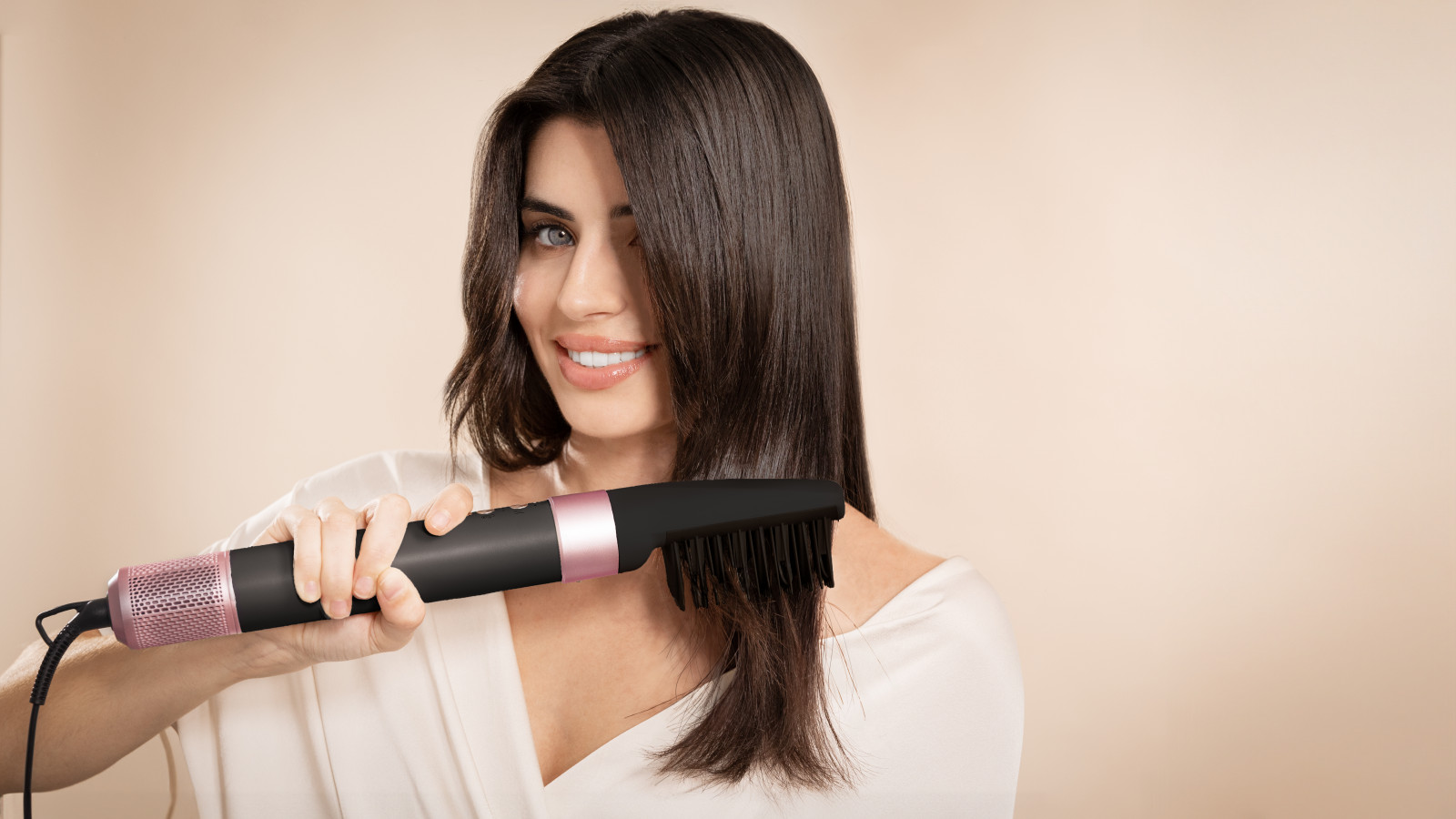 Controla la temperatura que aplicas al cabello gracias a sus 3 ajustes de temperatura, pudiendo aplicar función de aire frío para sellar el cabello. Además, dispone de 3 velocidades de flujo de aire.