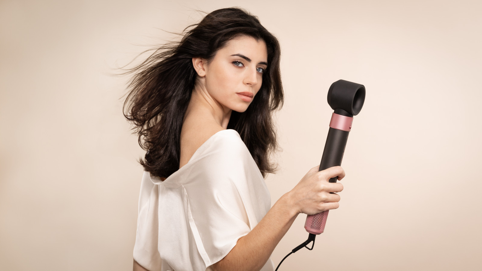 Cuenta con iones negativos que neutralizan los iones positivos que se encuentran de forma natural en el cabello y hacen que la cutícula se cierre, sellando la humedad en el tallo del pelo y reduciendo el frizz.