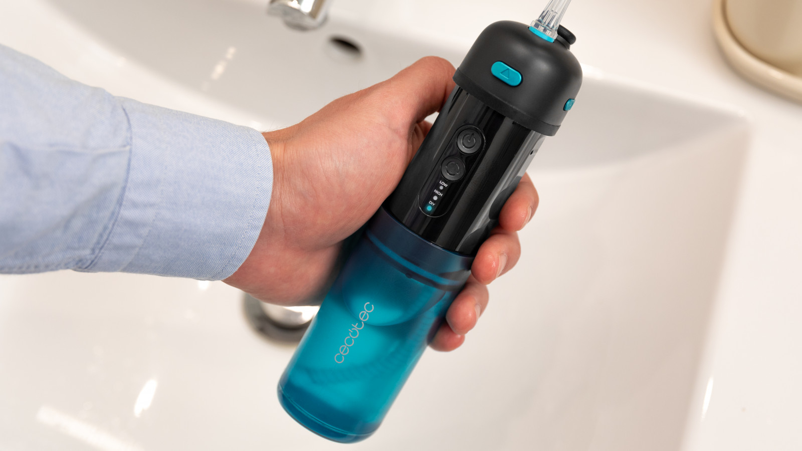 Perfecto para viajar: gracias a su tamaño reducido y diseño compacto, este irrigador de viaje cabe fácilmente en tu equipaje de mano o bolso, permitiéndote mantener tu rutina de cuidado bucal dondequiera que vayas.