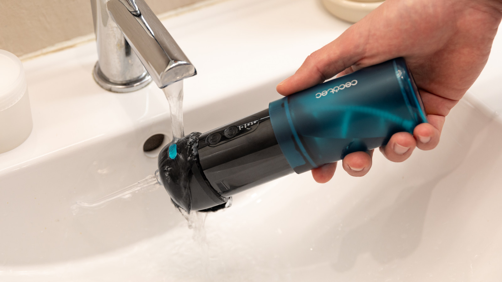 IPX7: con clasificación IPX7, este irrigador es completamente impermeable, lo que lo hace seguro para su uso en la ducha y garantiza una limpieza fácil y sin preocupaciones, incluso en entornos húmedos.