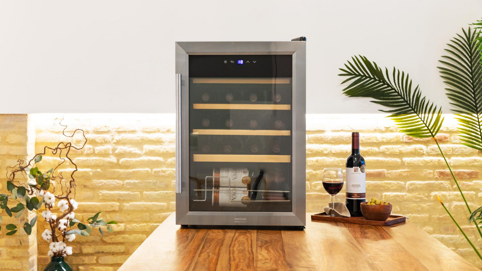 Almacena hasta 20 botellas. Aprovecha su gran espacio interior de hasta 20 botellas de capacidad y almacena tus vinos preferidos para que los disfrutes cuando más te apetezca. Puerta y tirador inox con estantes de madera.
