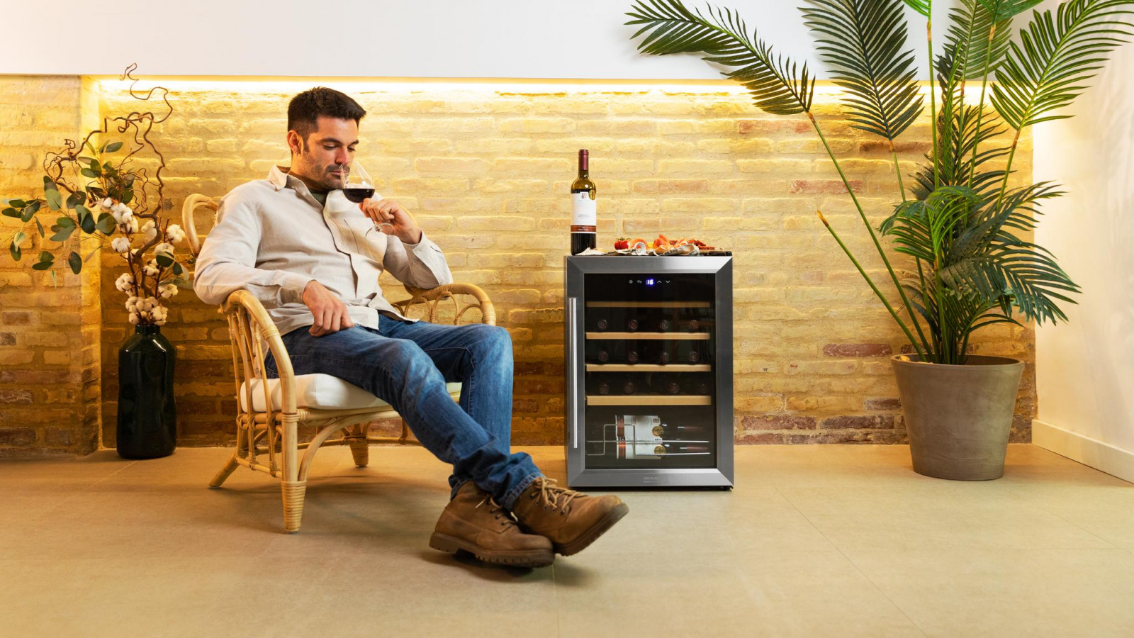 Funcionamiento silencioso y sin vibraciones. La vinoteca solo genera 39 dB de ruido lo que asegura un funcionamiento silencioso y sin vibraciones, para que puedas situarla en cualquier estancia sin que te moleste.