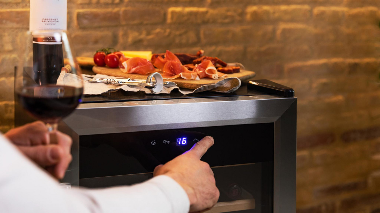 Temperatura a medida de tus vinos. Los amantes de los vinos sabéis cómo de importante es el buen mantenimiento de tus botellas. Regula la temperatura de tus vinos entre 5 y 18 ºC y mantenlos siempre con las condiciones óptimas para que cada gota te sepa a gloria.
