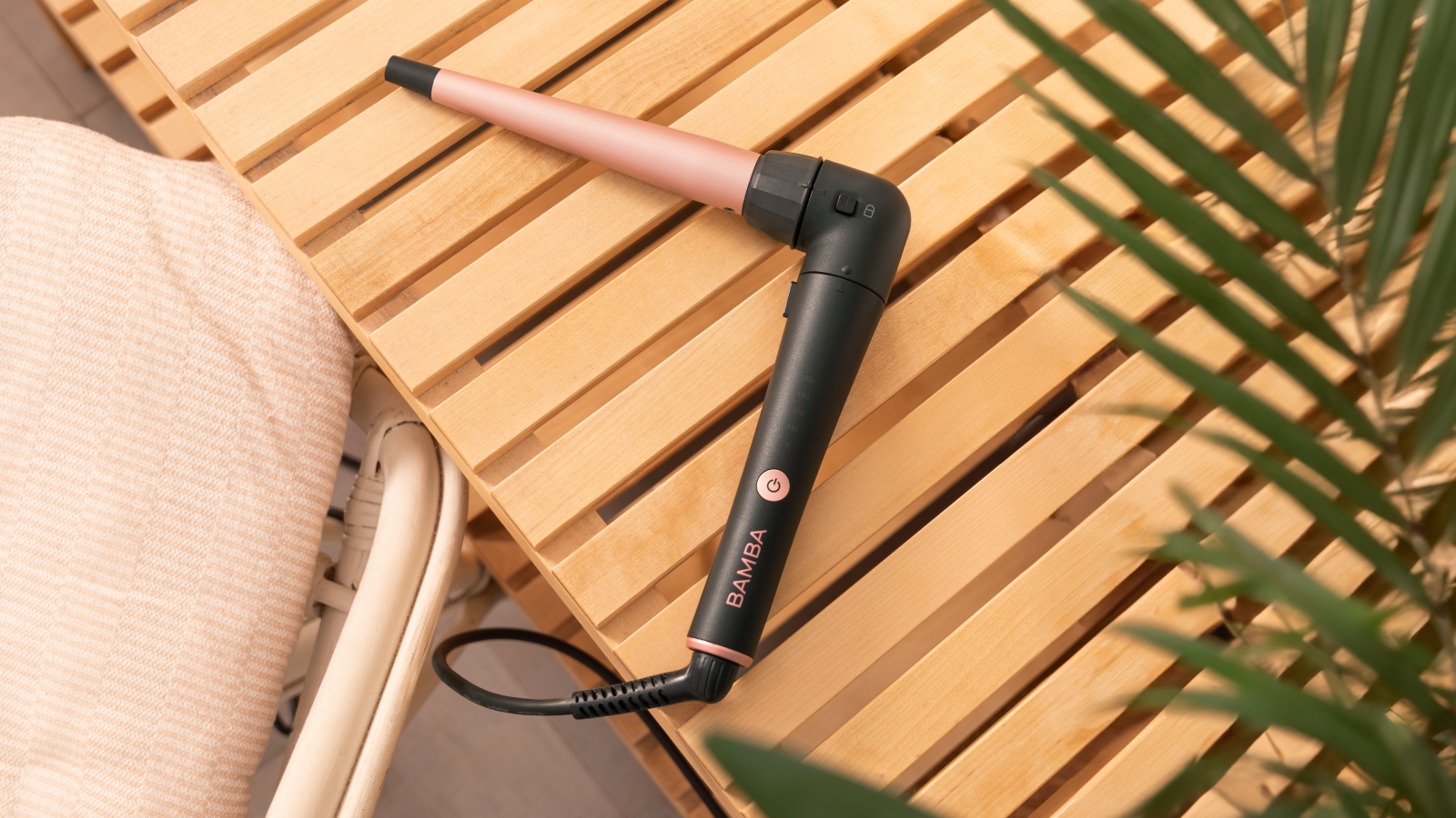 Cabezal cónico de 25-13 mm: El cabezal cónico, con un diámetro de 25 mm en la base y 13 mm en la punta, crea ondas surferas naturales y texturizadas para un estilo desenfadado y moderno.