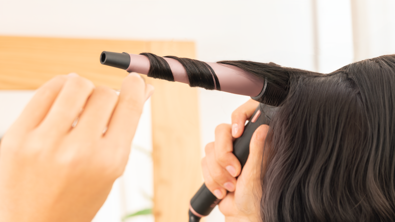 Accesorios incluidos: Viene con un guante térmico para proteger tus manos del calor, un estuche para almacenamiento y transporte conveniente, así como 2 clips para asegurar el cabello mientras trabajas en los rizos.