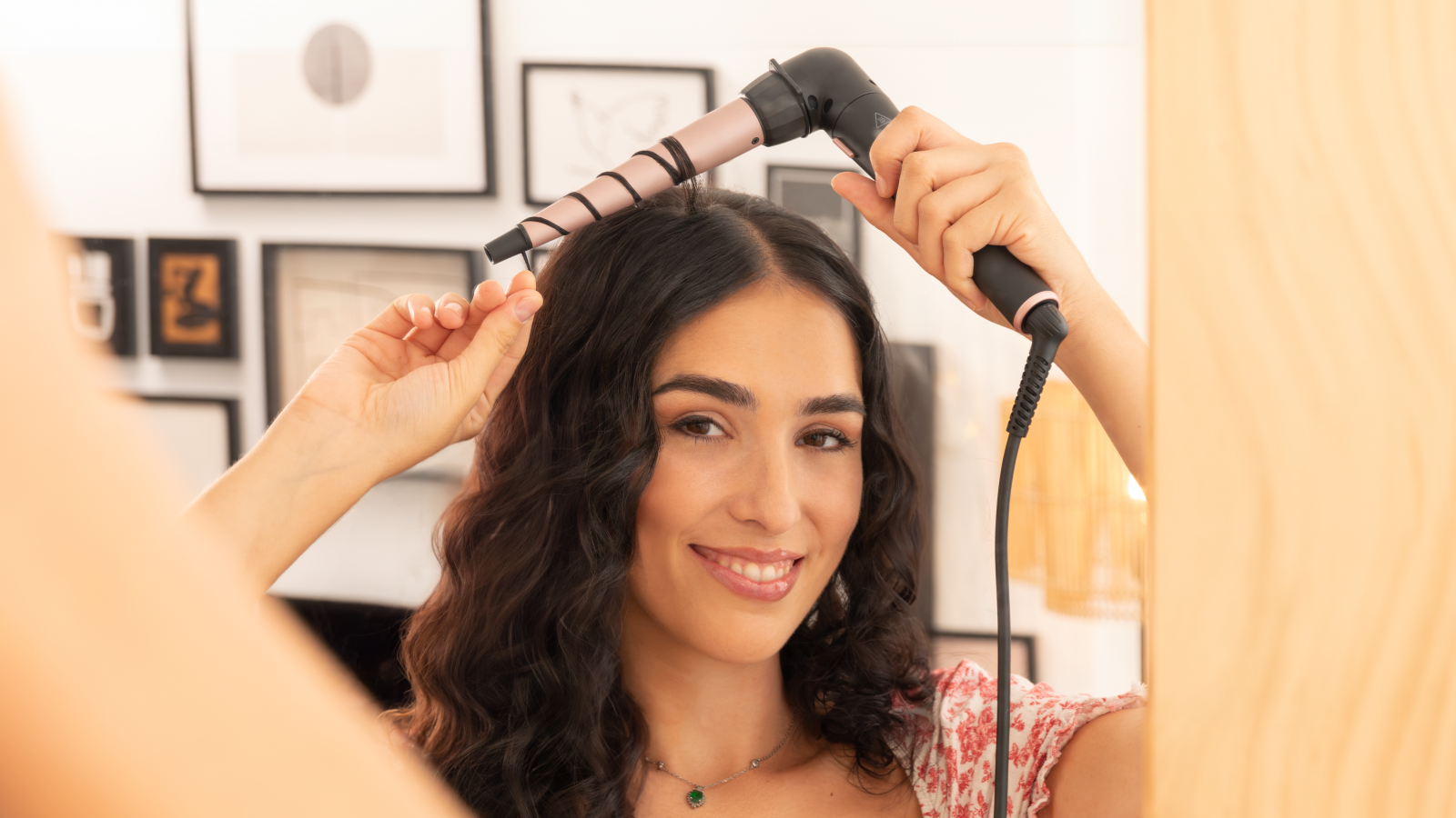 Revestimiento cerámico: Su cabezal está recubierto con cerámica, que distribuye uniformemente el calor y protege el cabello del daño por el calor, garantizando resultados suaves y brillantes.
