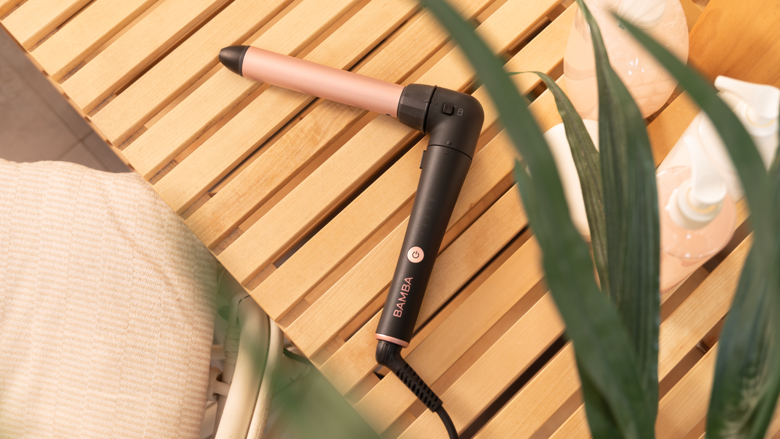 Cabezal de 25 mm: El cabezal de 25 mm de diámetro produce ondas más abiertas y suaves, perfectas para un look romántico y elegante.