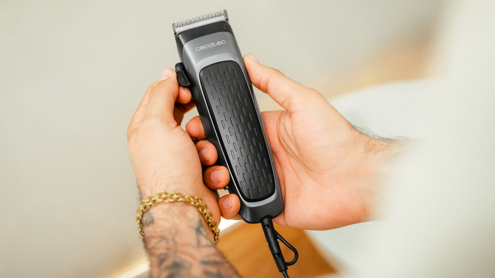 Cortapelos cómodo de sostener y manejar durante largas sesiones de corte, brindándote un control óptimo y una experiencia de corte sin fatiga.
