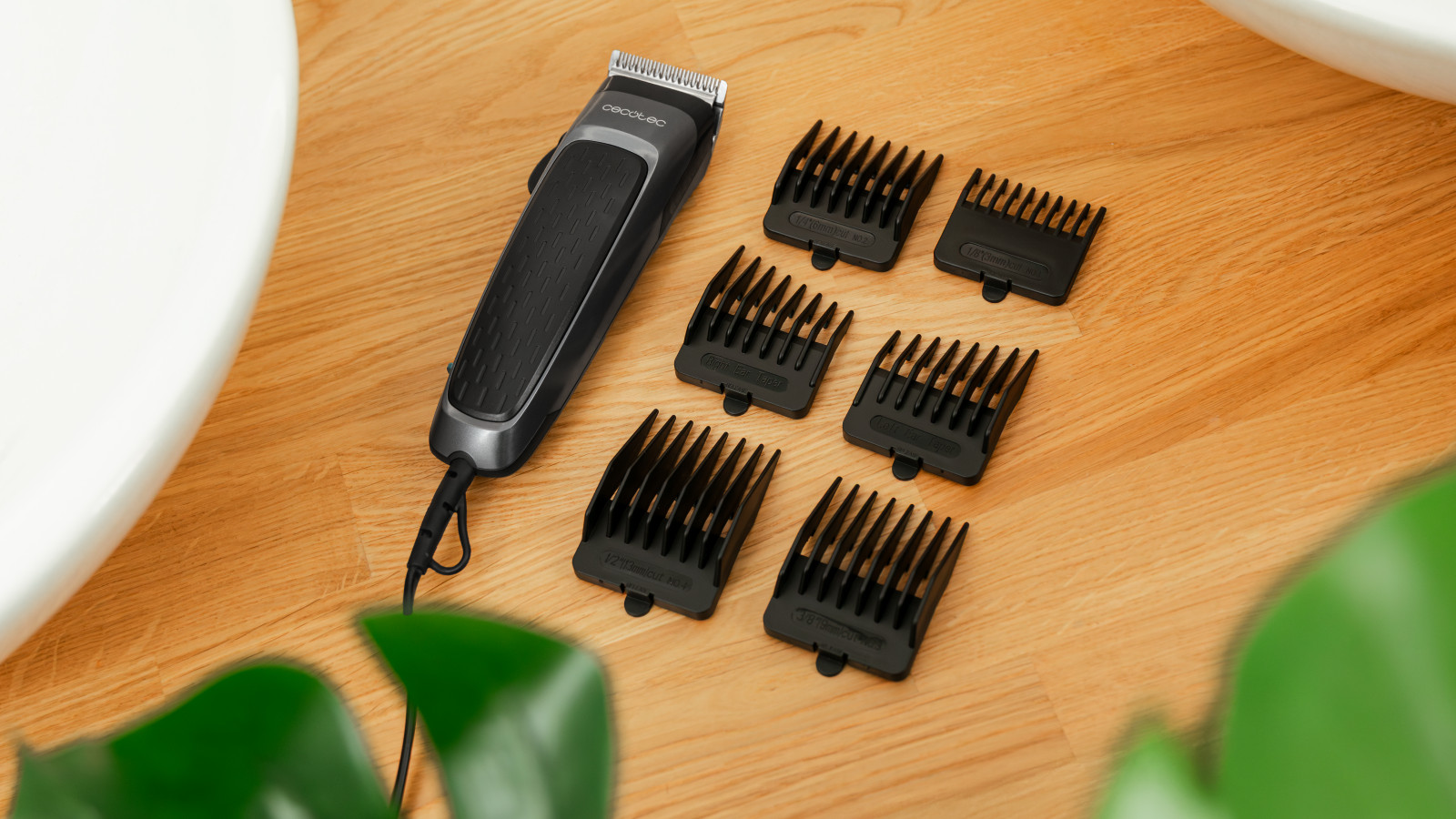 Ofrece 5 ajustes de longitud diferentes (1,2 mm/1,7 mm/2,2 mm/2,7 mm/3,2 mm), permitiéndote personalizar tu corte según tus preferencias y estilo.
