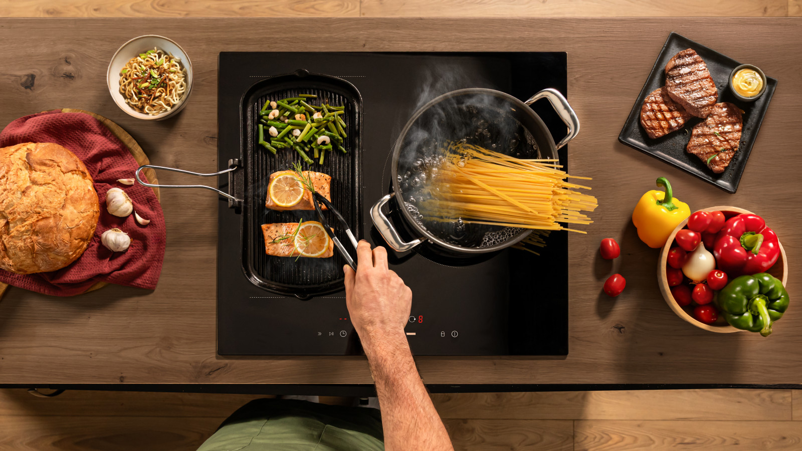 Que ningún plato se te resista: potencia máxima de 6600 W que te permitirá cocinar cualquier receta sin problemas. Cocina de todo: 9 niveles de potencia con función Booster para cocinar con la potencia que se necesite en cada momento y en cada elaboración.
