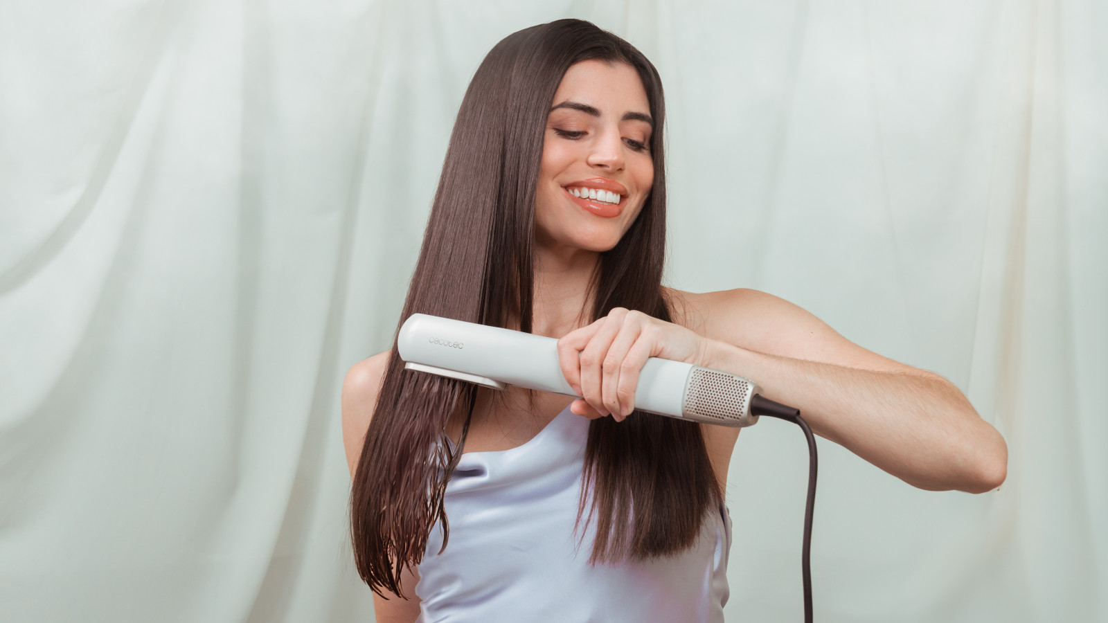 Seca y alisa con un solo producto: La plancha de pelo con aire es un producto revolucionario que combina los beneficios de un secador y una plancha de pelo.