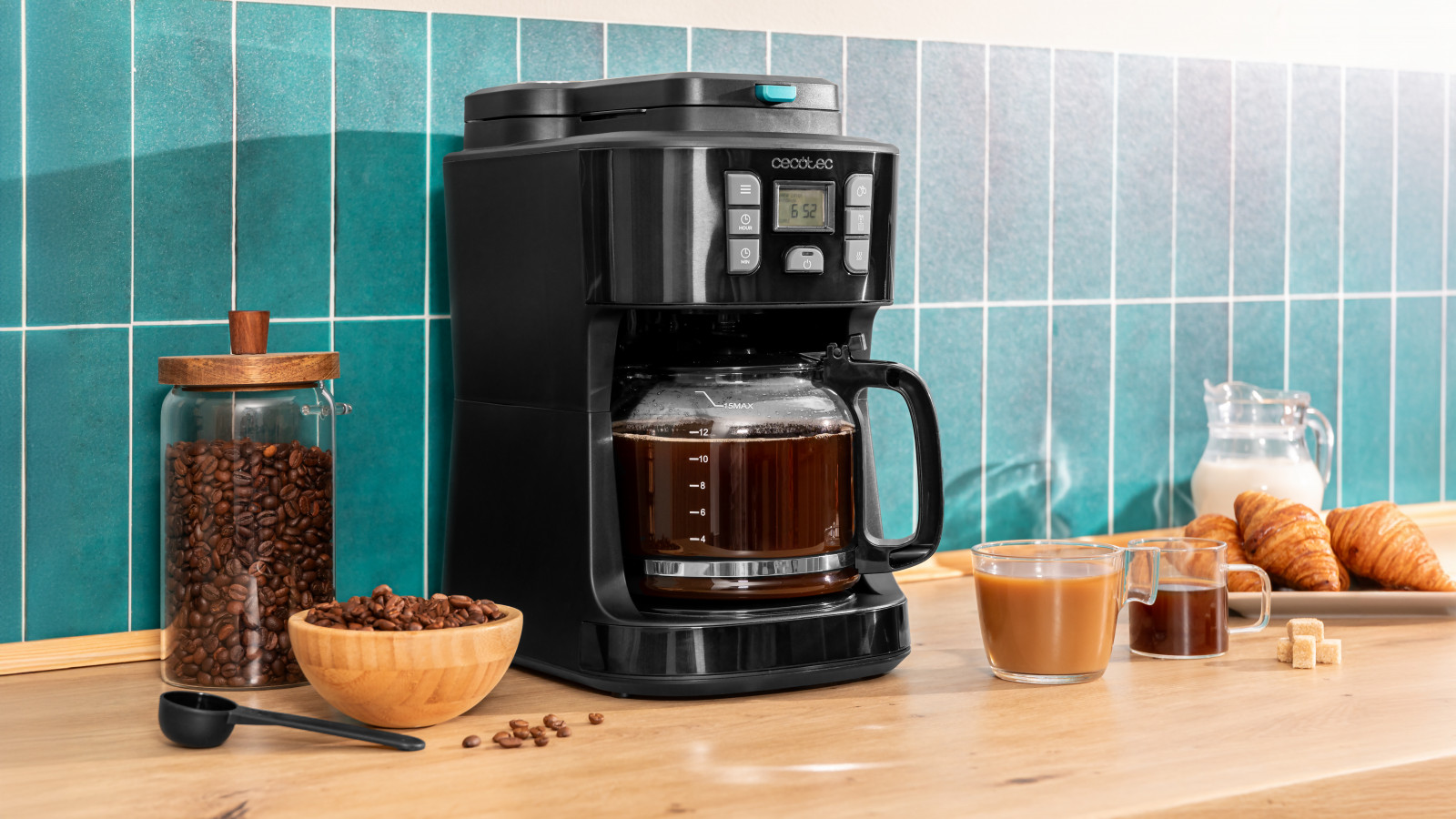 1086 W de potencia: disfruta de un calentamiento de la cafetera rápido y eficaz. Máximo aroma: tecnología ExtremeAroma que consigue un sabor más intenso del café mediante el rociado y goteo continuo.