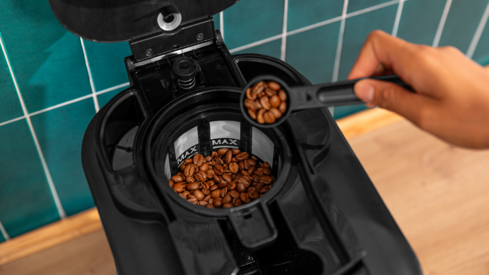 Acero inoxidable: cafetera de goteo con acabados en acero inoxidable. Apagado automático: disfruta de un uso seguro de la cafetera.