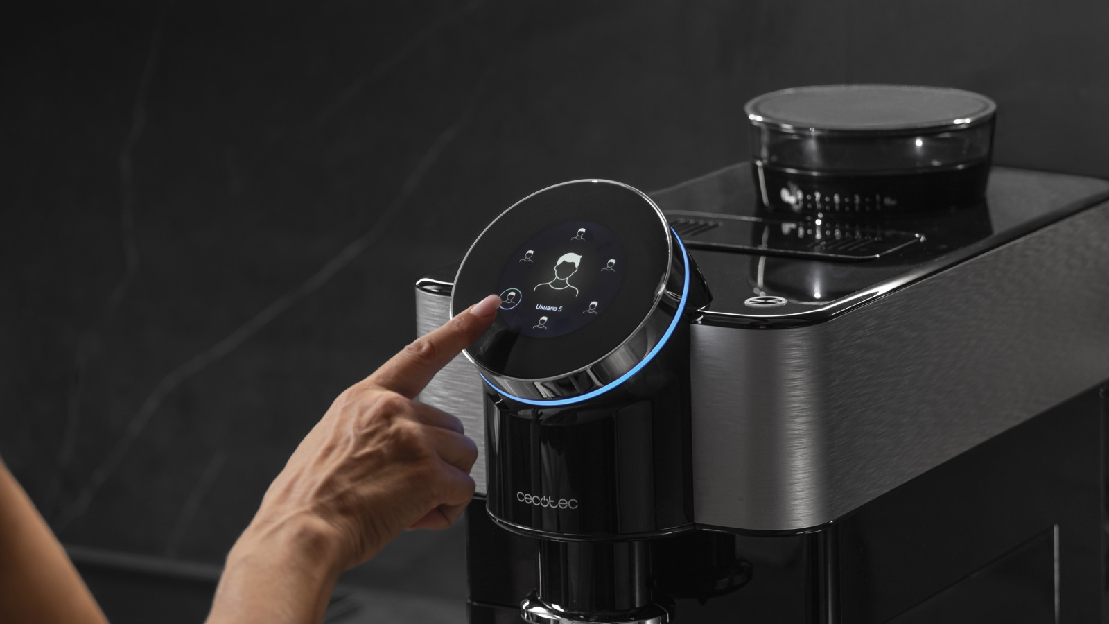 Crema y aroma únicos: con su bomba de presión de 19 bares la cafetera consigue la mejor crema y el máximo aroma en cada café.