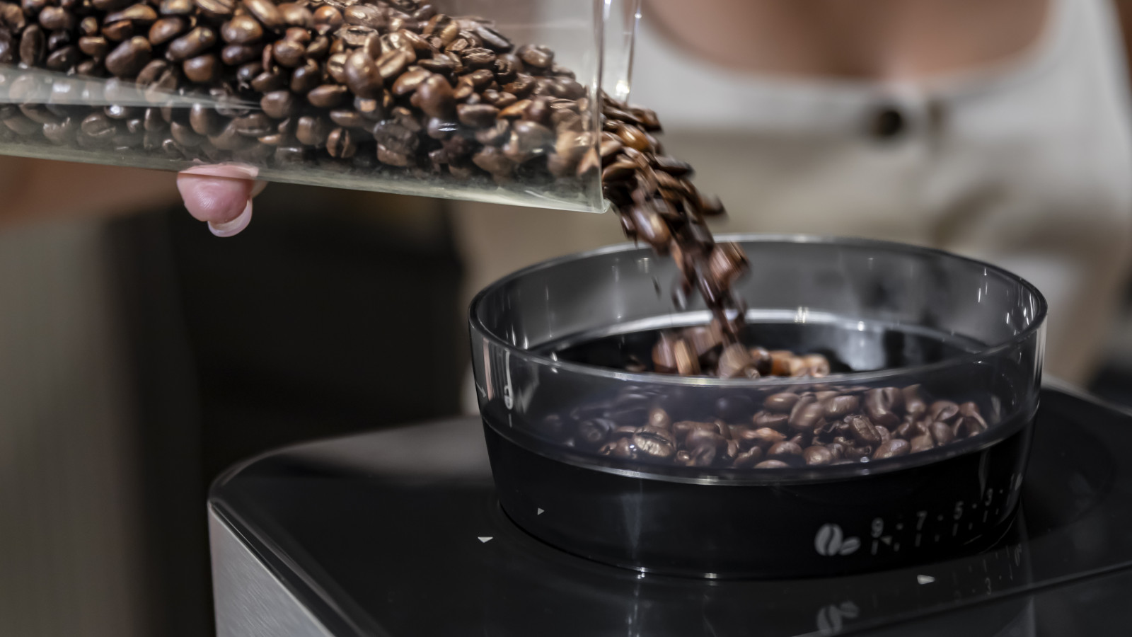 Café a tu gusto: selecciona desde su display táctil la cantidad e intensidad del café, guarda tu configuración favorita y disfruta a diario de cafés perfectos de la forma más cómoda. Función DIY: Hasta 6 usuarios con 7 selecciones de bebida.