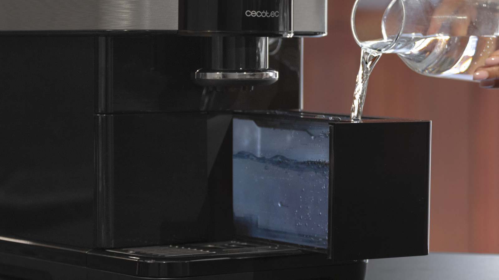 Depósito de agua de 1,5L: disfruta a diario de cafés perfectos sin tener que estar rellanando su depósito de agua constantemente. Deposito de leche de 600ml para conseguir unos capuccinos perfectos. Dispone de un molinillo cerámico integrado con 9 niveles de molienda.