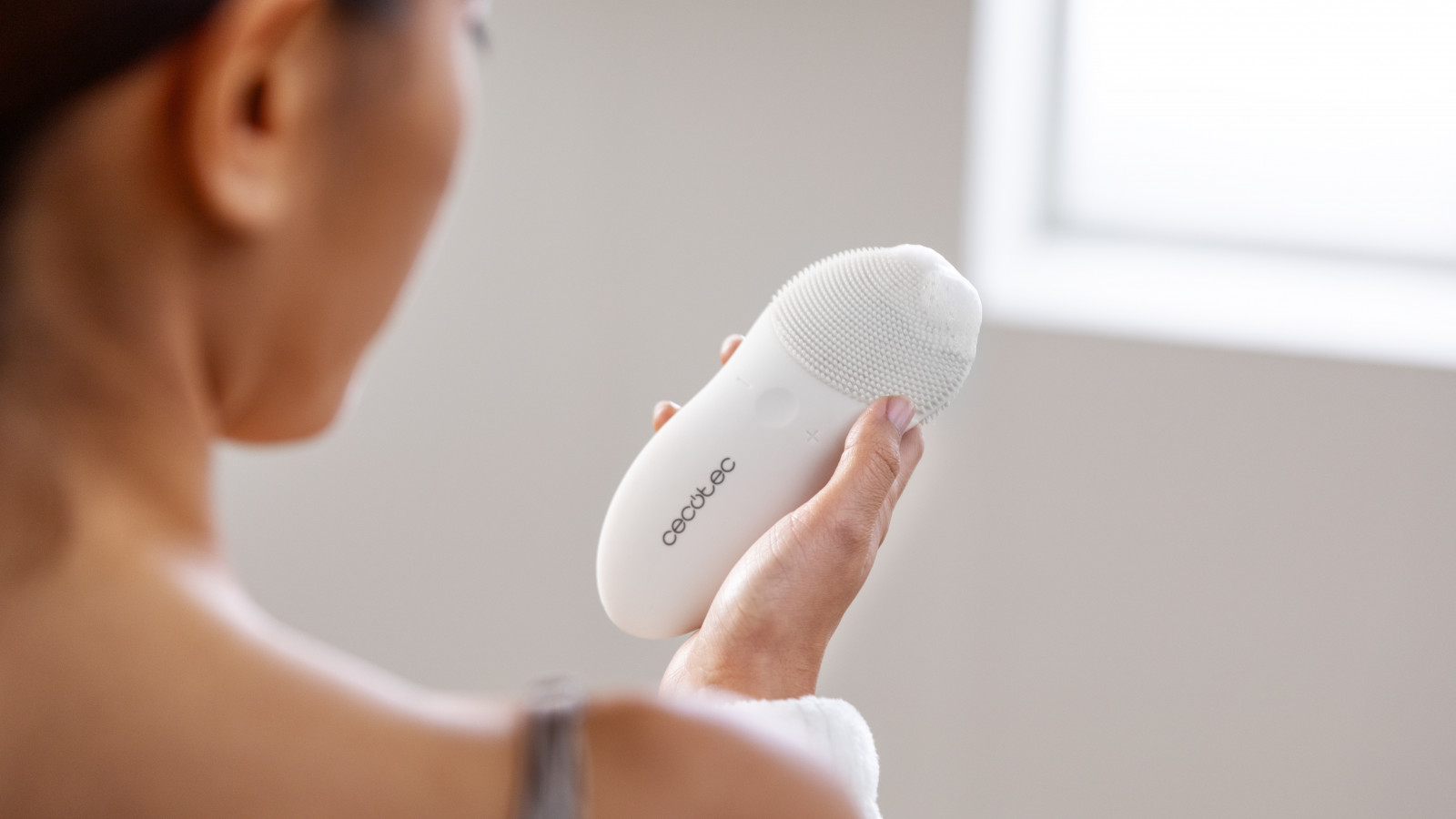 PASO 2
Antiojeras
–
DESCONGESTIONA
1. Función calor
2. Favorece la absorción de la crema antiojeras
3. Descongestiona las bolsas