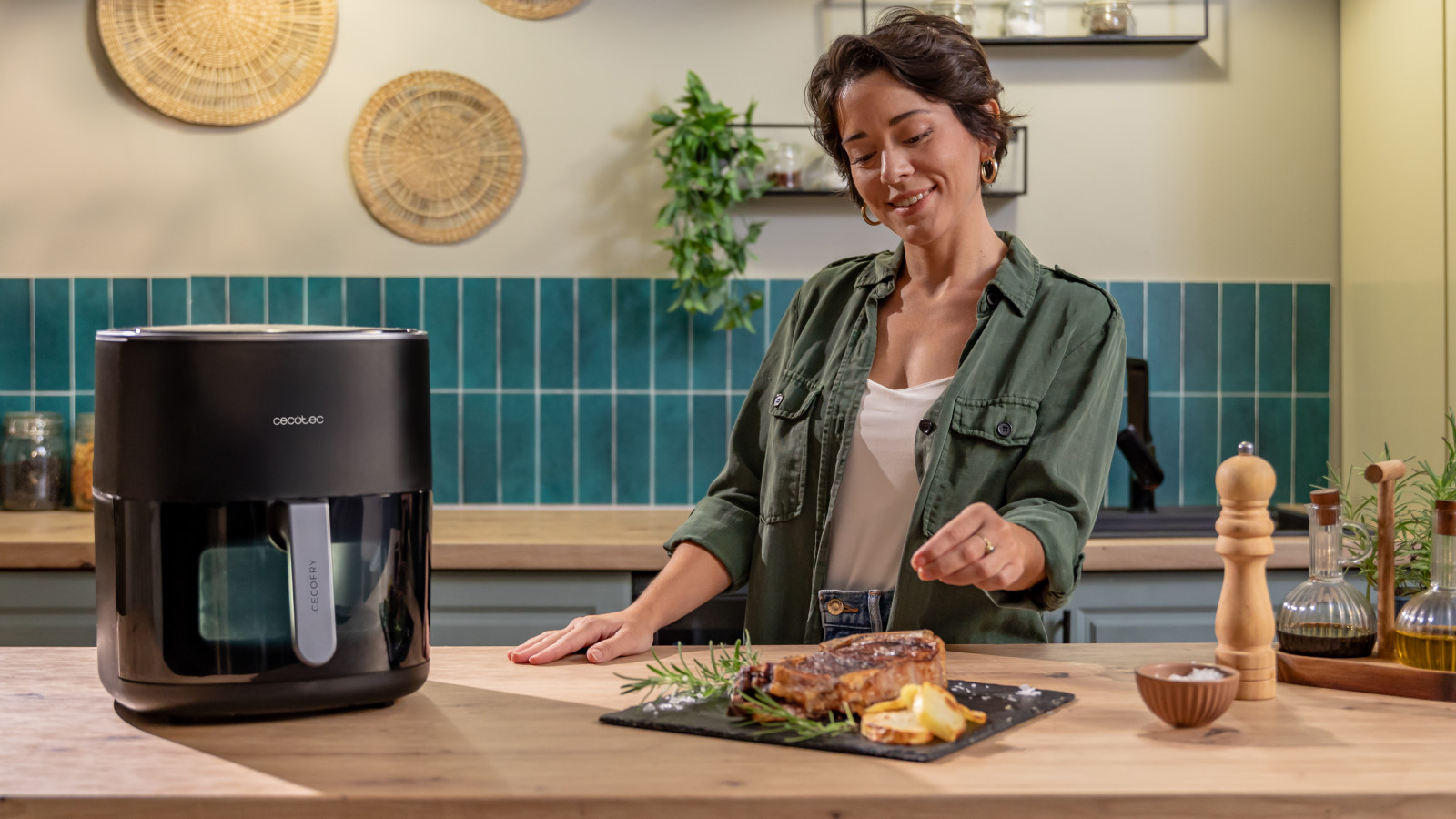 Cocina todo con tu Cecofry gracias a su diseño que incorpora freidora de aire, grill para carne y plancha para prepara pizzas con masas perfectas.