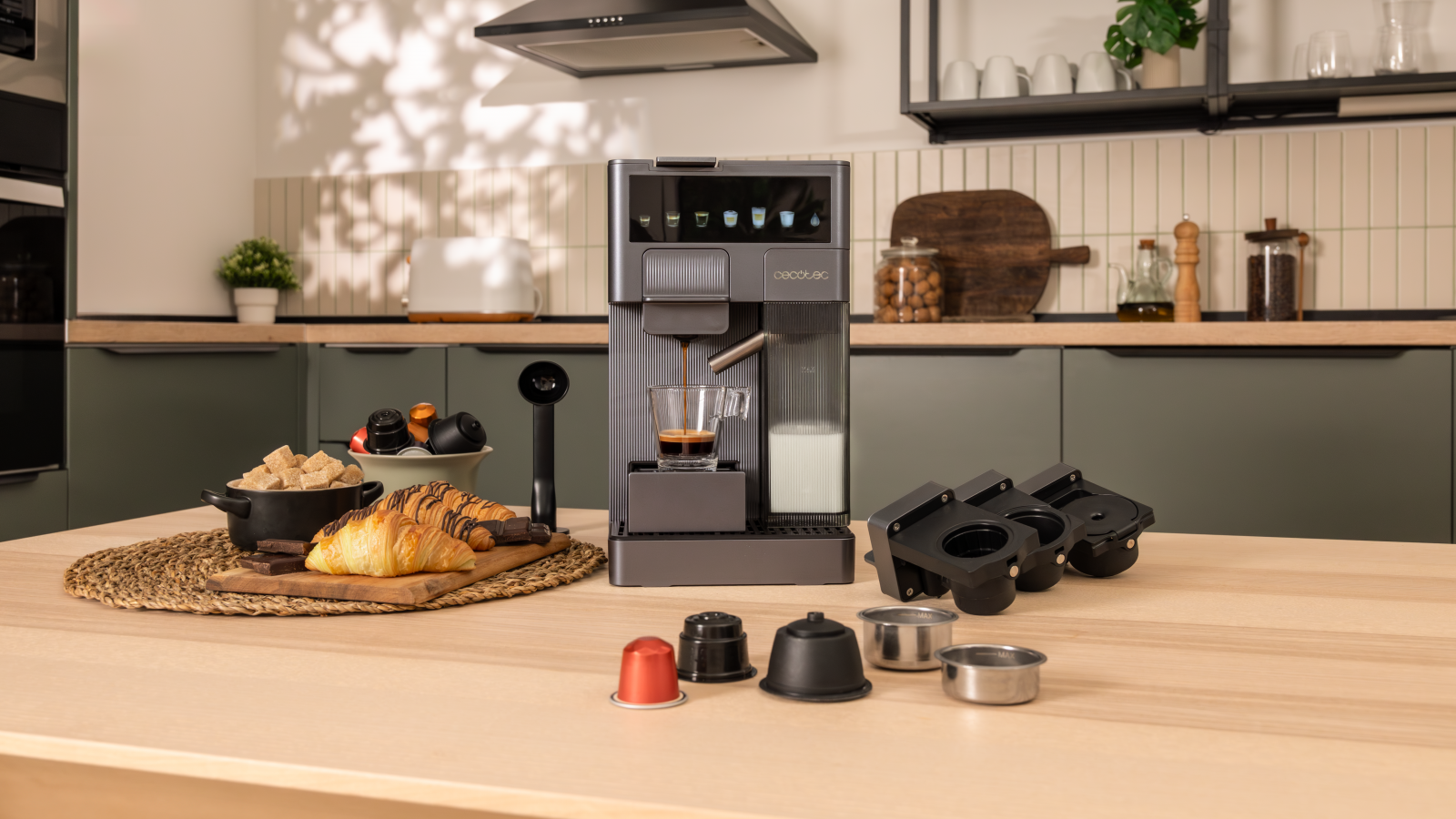 Cafetera espresso con tanque de leche de 400ml. Diseño elegante y muy compacto para los amantes del buen café. Disfruta de un café extraordinario con una potencia máxima de 1350 W. Con thermoblock.